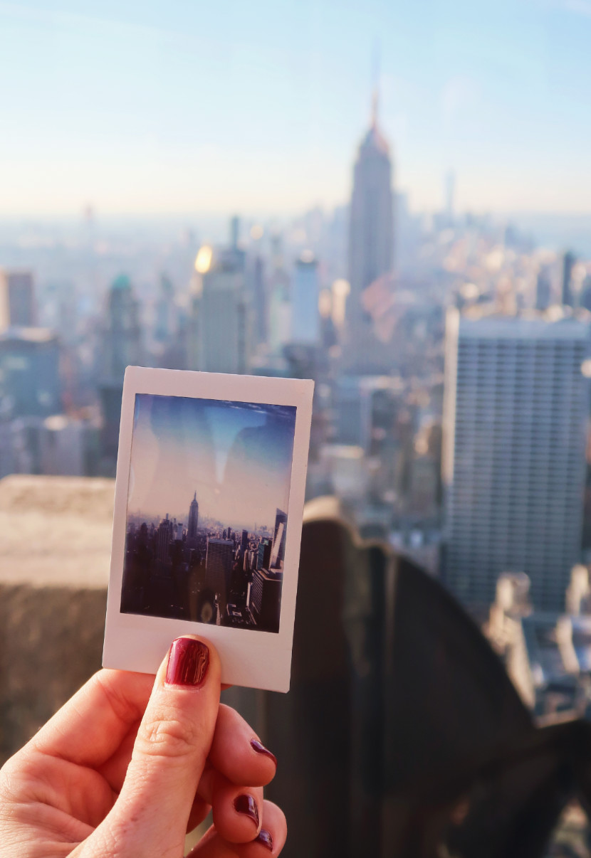 Foto Polaroid con el Empire State de fondo.