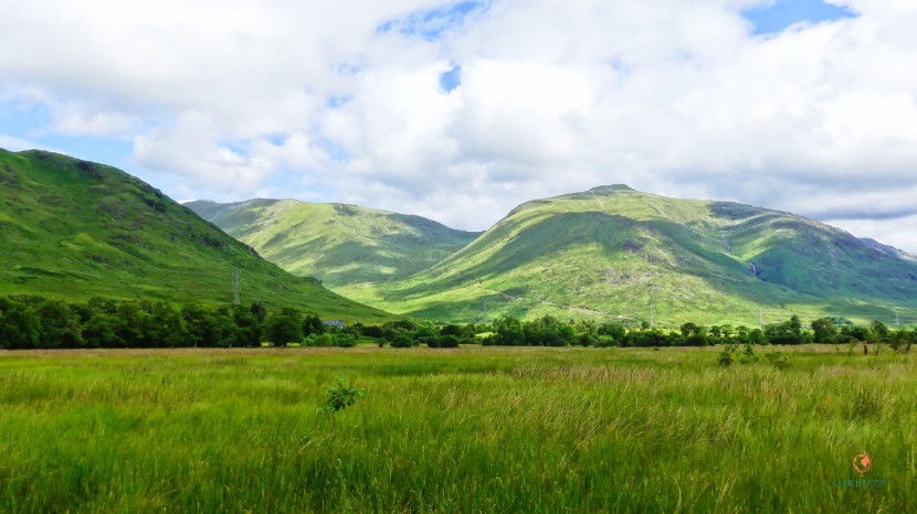 Castillo de Kilchurn y montañas a su alrededor.
