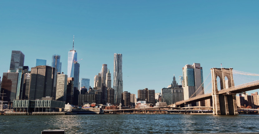 Vistas desde el parque de DUMBO al skyline de Manhattan y al Brooklyn Bridge.