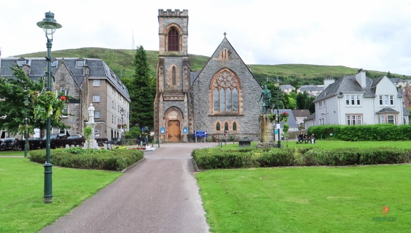 Iglesia de Fort William frente al parque The Parade.