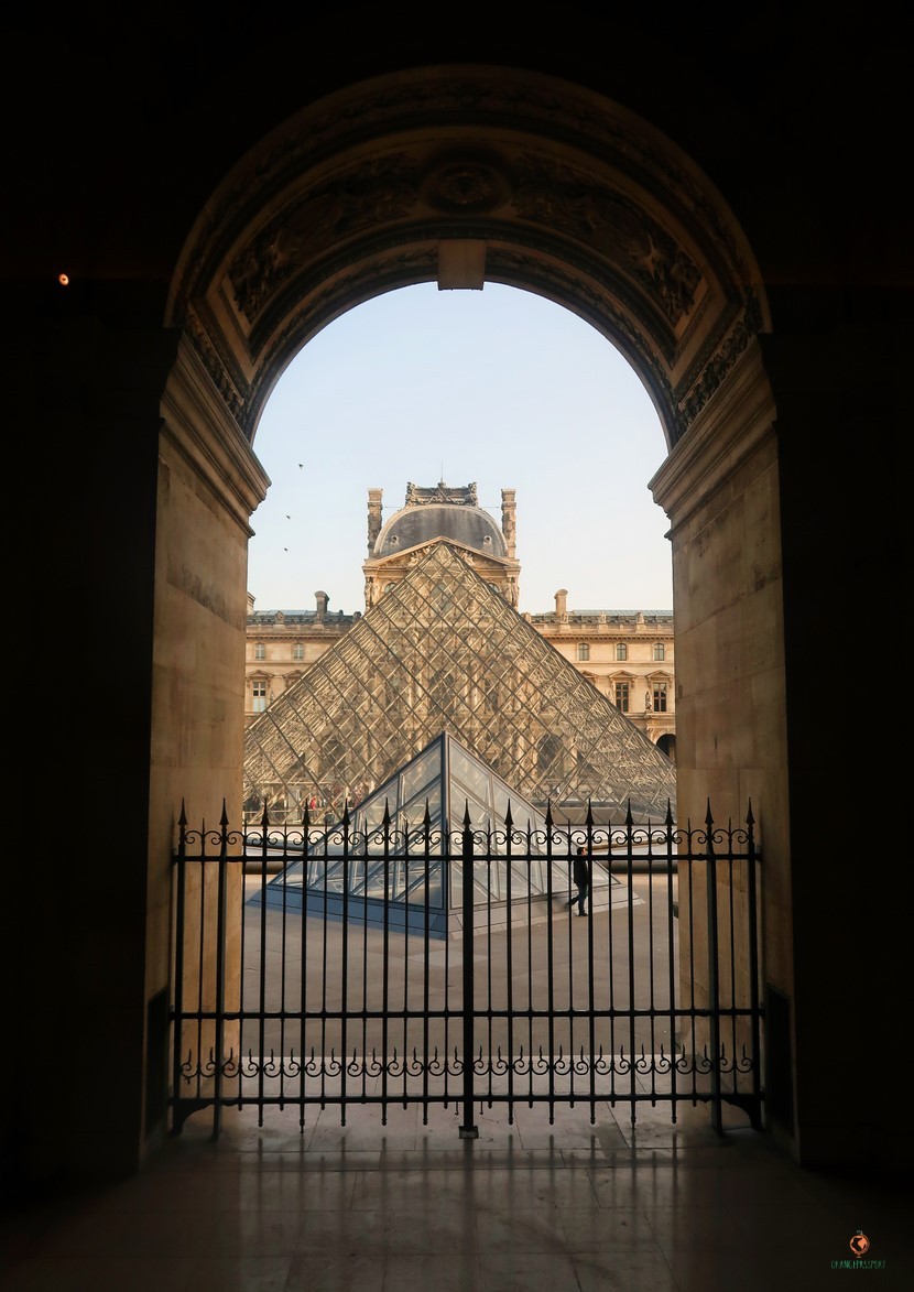 Famosa piramide del Louvre.