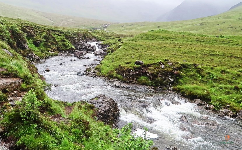 Recorrido a pie por las Fairy Pools en Escocia.