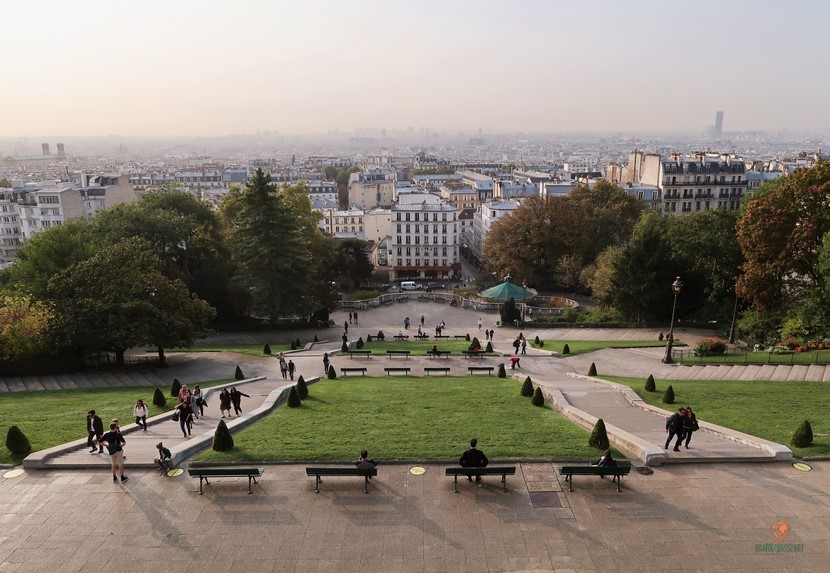 Vistas de París durante una ruta a pie por Montmartre.
