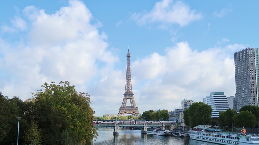 Vista de la Torre Eiffel desde lejos. Paris gratis