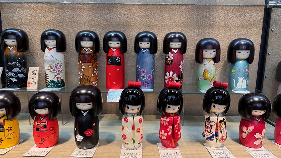 Kokeshi las muñecas tradicionales