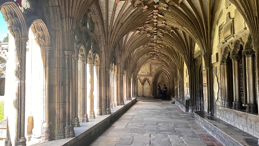 Pasillos y claustros en la Catedral de Canterbury