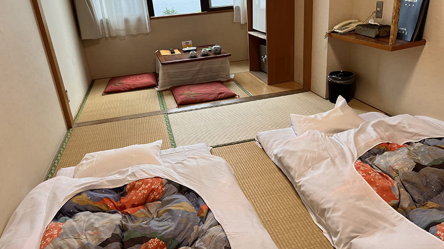 Dormir en el suelo en un ryokan