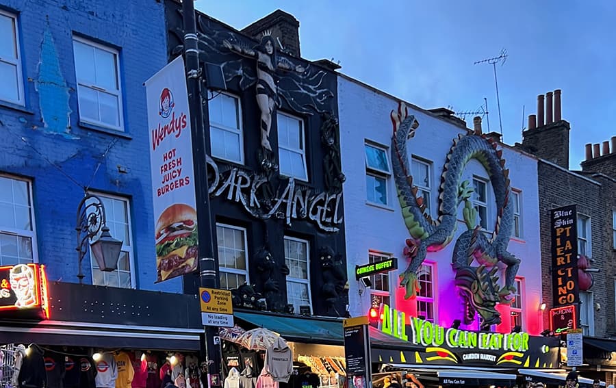 Las fachadas en Camden High Street