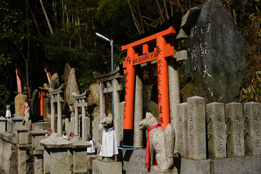 Estatuas y monolitos en Fushimi Inari