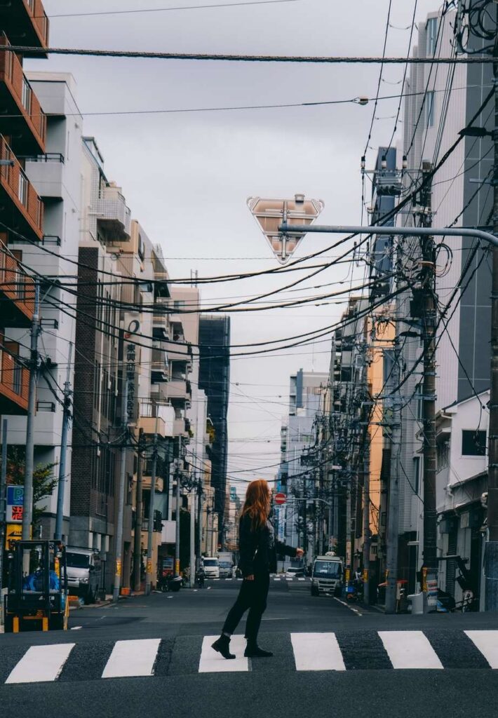 Viajera cruzando una calle del barrio de Ryogoku en Tokio