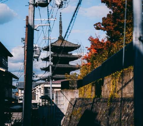 Pagoda japonesa entre árboles de otoño