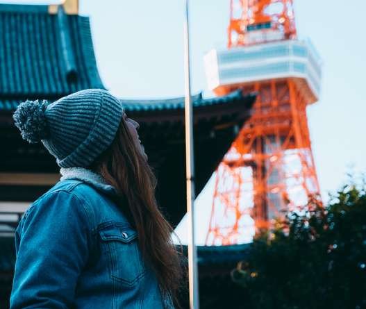Viajera frente a la Torre de Tokio y el templo Zojoji