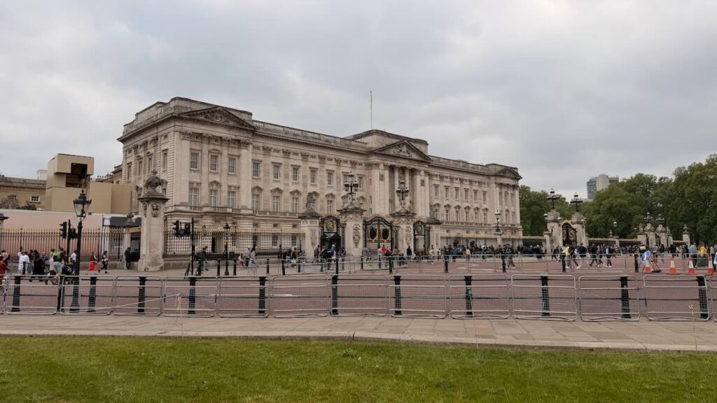 Fachada del Palacio de Buckingham en Londres