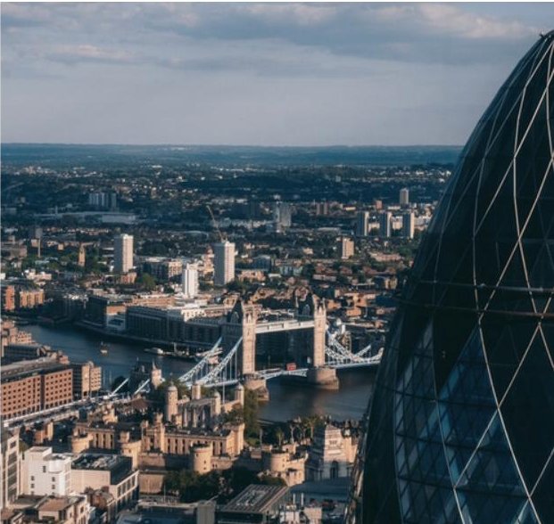 Vista aérea de Londres con el Tower Bridge y el Támesis